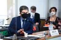 Randolfe interpela Facebook e Google por declarações de Bolsonaro contra vacina