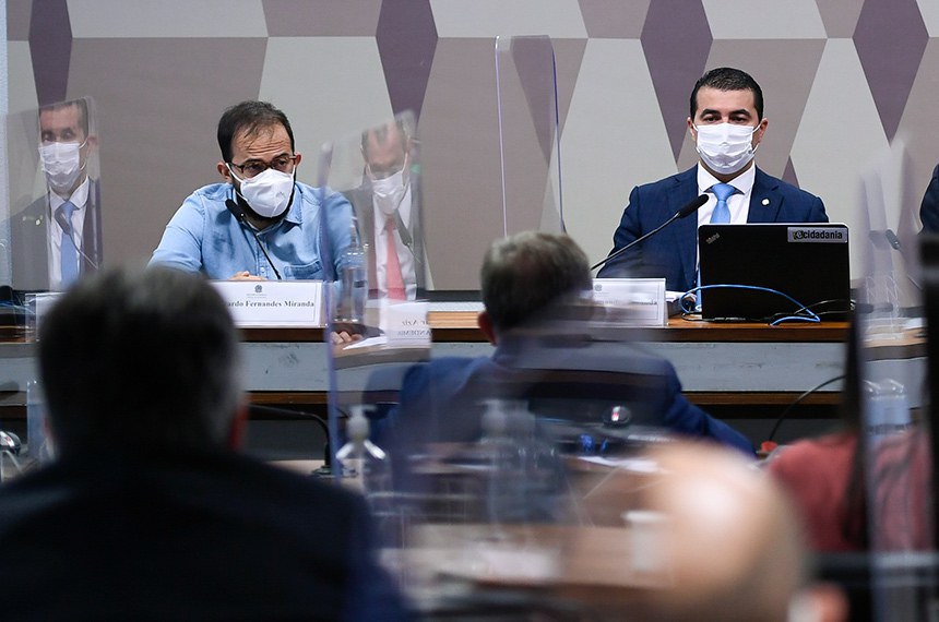 Comissão Parlamentar de Inquérito da Pandemia (CPIPANDEMIA) realiza oitiva do servidor do Ministério da Saúde, Luis Ricardo Fernandes Miranda, e de seu irmão, o deputado federal Luis Miranda (DEM-DF). Eles denunciaram possíveis irregularidades na compra da vacina indiana Covaxin pelo governo federal. A negociação está sob suspeita em razão do valor unitário das vacinas, considerado elevado, e da participação de uma empresa intermediária, a Precisa Medicamentos. Mesa: chefe de importação do Departamento de Logística do Ministério da Saúde, Luis Ricardo Miranda; deputado Luis Miranda (DEM-DF). Foto: Edilson Rodrigues/Agência Senado