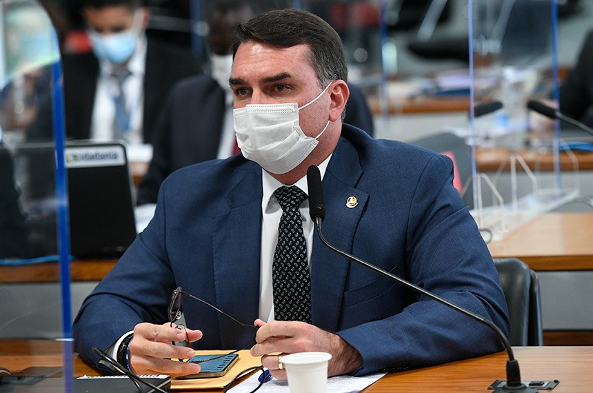 Flávio Bolsonaro afirmou que não tem relação comercial ou financeira com o dono da Precisa Medicamentos