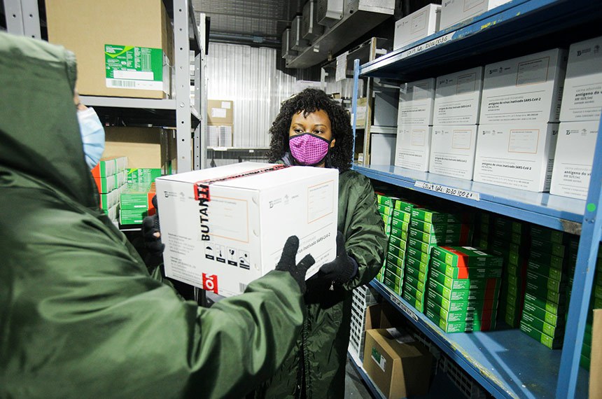 Distribuição de vacinas Coronavac produzidas com insumos vindos da China, em janeiro deste ano