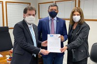 Ouvidor do Senado, Plínio Valério assina acordo com Assembleia do Amazonas