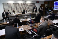 Sessão da CPI é suspensa após silêncio de diretora da Precisa