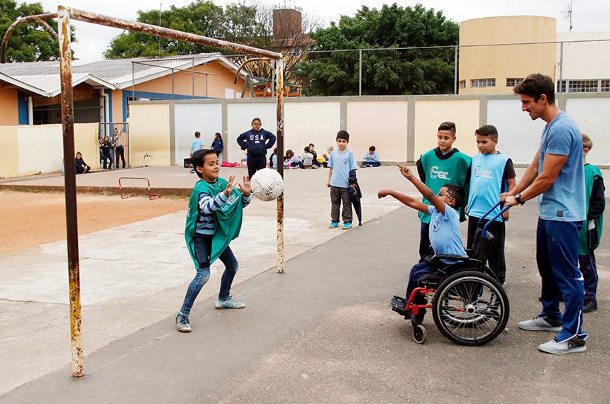 Aluno cadeirante participa de atividade física em escola pública de Curitiba