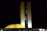 Cor amarela na fachada do Congresso lembra campanha contra  hepatites virais