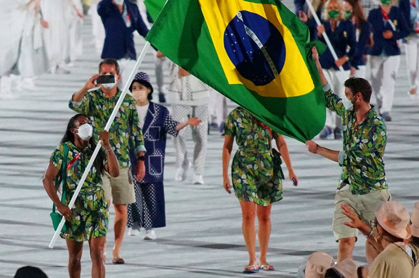 Ketleyn Quadros e Bruninho carregam a bandeira brasileira durante a cerimônia de abertura dos Jogos