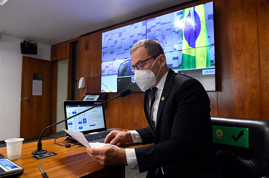 Comissão de Assuntos Sociais (CAS) realiza reunião semipresencial com 29 itens na pauta. Um dos projetos em pauta é o que estabelece medidas de combate aos assédios sexual e moral nas empresas (PL 1.399/2019).  À bancada, em pronunciamento, senador Fabiano Contarato (Rede-ES).  Na tela, presidente da CAS, senador Sérgio Petecão (PSD-AC).  Foto: Jefferson Rudy/Agência Senado