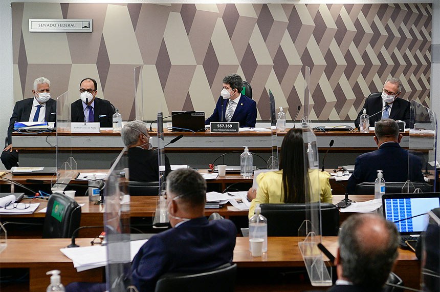 Comissão Parlamentar de Inquérito da Pandemia (CPIPANDEMIA) realiza oitiva de reverendo apontado como suposto intermediador entre o governo federal e empresas que ofertavam vacinas. O depoimento do religioso estava marcado anteriormente para o dia 14 de julho, mas foi adiado por questões de saúde. Recuperado, o reverendo comparece ao Senado munido de um habeas corpus concedido pelo presidente do Supremo Tribunal Federal (STF), em que não precisará responder questionamentos que possam incriminá-lo. Mesa: advogado do depoente, Otávio de Queiroga; reverendo Amilton Gomes de Paula; vice-presidente da CPIPANDEMIA, senador Randolfe Rodrigues (Rede-AP); relator da CPIPANDEMIA, senador Renan Calheiros (MDB-AL). Foto: Pedro França/Agência Senado