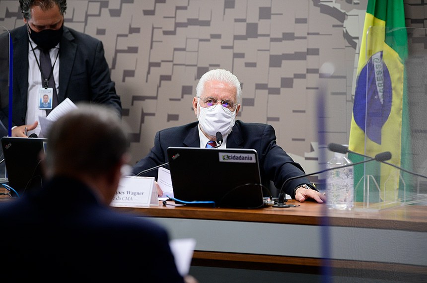 Comissão de Meio Ambiente (CMA) realiza reunião semipresencial com 9 itens. Entre eles, o PLS 353/2017, que estabelece normas gerais sobre agricultura urbana sustentável.  À mesa, presidente da CMA, senador Jaques Wagner (PT-BA), conduz reunião.  À bancada, em pronunciamento, senador Wellington Fagundes (PL-MT).  Foto: Pedro França/Agência Senado