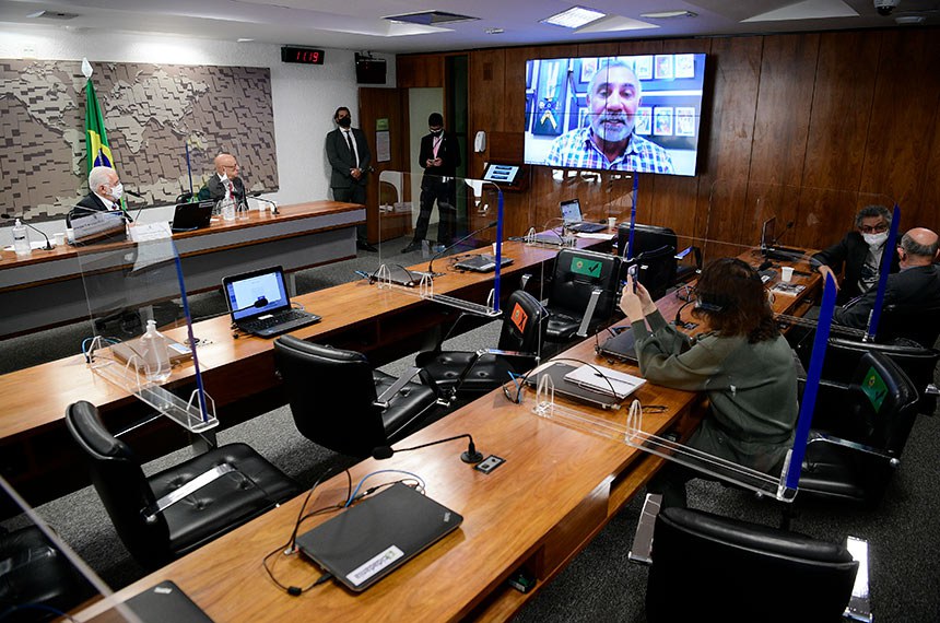 Comissão de Meio Ambiente (CMA) realiza reunião semipresencial com 9 itens. Entre eles, o PLS 353/2017, que estabelece normas gerais sobre agricultura urbana sustentável.  Mesa: presidente da CMA, senador Jaques Wagner (PT-BA); vice-presidente da CMA, senador Confúcio Moura (MDB-RO).  Senador Telmário Mota (Pros-RR) em pronunciamento via videoconferência.  Foto: Pedro França/Agência Senado