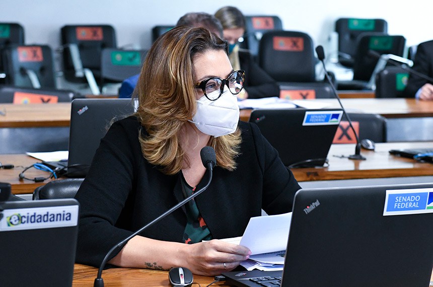 A senadora Leila Barros foi a relatora da proposta do senador Veneziano Vital do Rêgo; texto segue para a Câmara