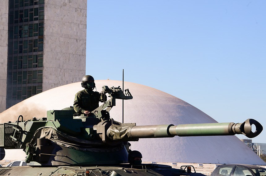 Tanque de guerra passa ao lado da cúpula do Senado