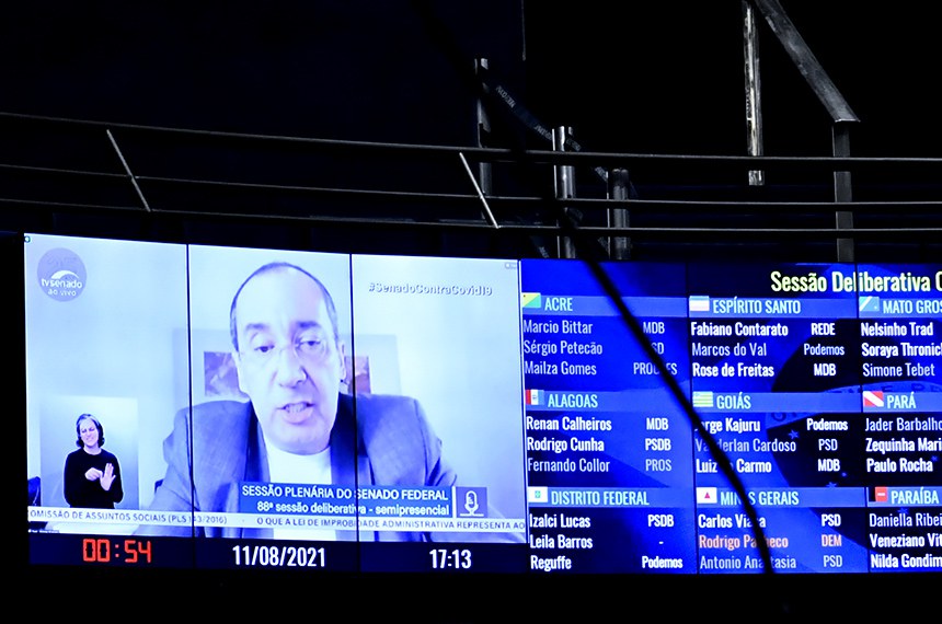 Plenário do Senado Federal durante sessão deliberativa ordinária semipresencial.   Na ordem do dia, medidas alternativas de prova de vida para os beneficiários da Previdência Social, além de outros dois itens: o PL 12/2021, que prevê a quebra temporária de patentes de vacinas e medicamentos destinados ao combate da Covid-19 e o PL 2136/2020 sobre videochamadas relativas a pacientes internados em serviços de saúde.   No painel, senador Jorge Kajuru (Podemos-GO) em pronunciamento via videoconferência.  Foto: Waldemir Barreto/Agência Senado