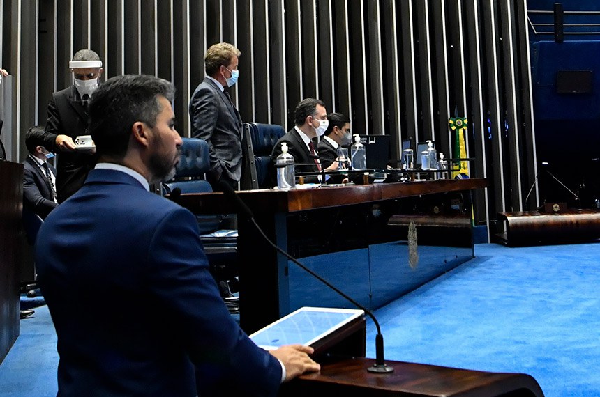 À tribuna, o senador Marcos Rogério (DEM-RO) apresenta seu relatório favorável à proposta do senador Jayme Campos (DEM-MT); texto segue para a Câmara dos Deputados