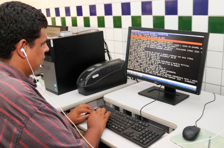 19.02.2019 Jonathan Davi utiliza computador com recursos auditivos para facilitar pesquisa.  Inclusão digital