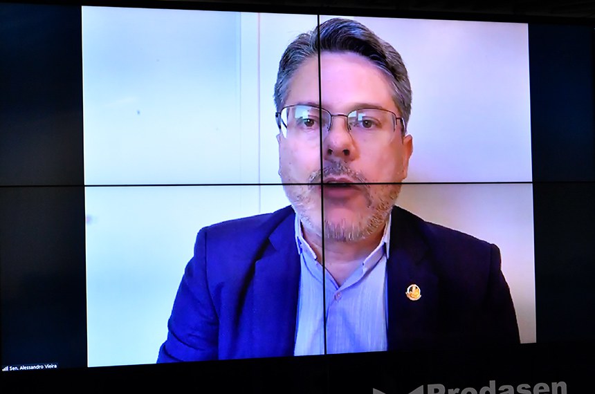 Sessão Deliberativa Remota (SDR) do Senado Federal realizada a partir da sala de controle da Secretaria de Tecnologia da Informação (Prodasen). Ordem do dia.   Senado vota o PL 2.630/2020, projeto que cria a Lei Brasileira de Liberdade, Responsabilidade e Transparência na Internet (também conhecida como Lei das Fake News). Esse projeto visa combater a disseminação de notícias falsas pela internet e desestimular a manipulação de informações que possa provocar danos individuais ou coletivos. Também na pauta, votação da Medida Provisória 923/2020, que autoriza o sorteio de prêmios pelas redes nacionais de televisão aberta.  Senador Alessandro Vieira (Cidadania-SE) em pronunciamento via videoconferência.  Foto: Waldemir Barreto/Agência Senado