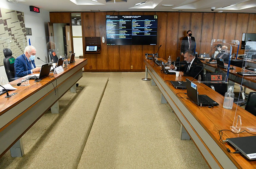 Comissão de Assuntos Econômicos (CAE) realiza reunião semipresencial com sete itens. Entre eles, o PLS 338/2017 que acrescenta ao rol das deduções do imposto de renda da pessoa física valores doados aos fundos controlados por conselhos de direitos das pessoas com deficiência.   Mesa: presidente da CAE, senador Otto Alencar (PSD-BA).  Em pronunciamento, à bancada, senador Telmário Mota (Pros-RR).  Foto: Jefferson Rudy/Agência Senado