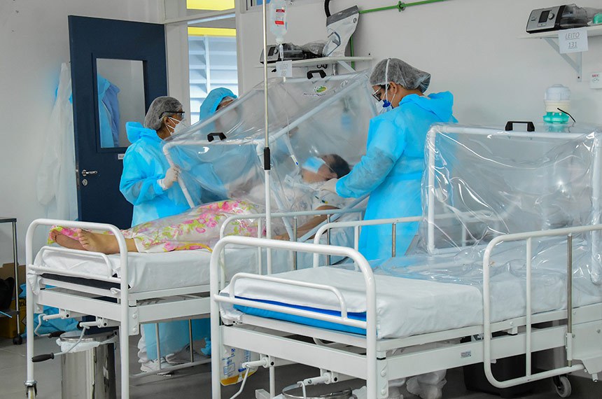 Enfermeiros atendem paciente de covid-19 em hospital de campanha em Manaus
