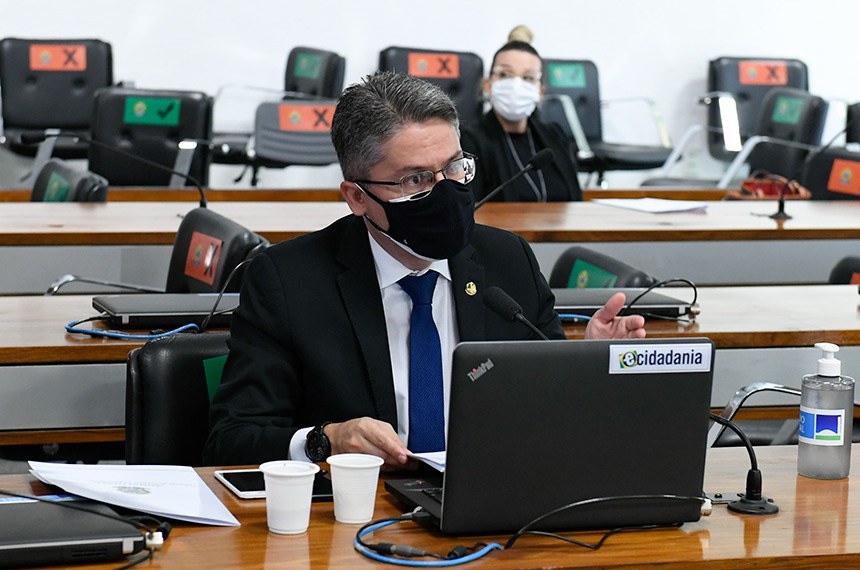 Comissão de Educação, Cultura e Esporte (CE) realiza reunião semipresencial com 13 itens na pauta. Entre eles o que institui a Lei Brasileira de Inclusão da Pessoa com Deficiência, para dispor sobre o apoio aos alunos com deficiência nas instituições de ensino. À bancada, em pronunciamento, senador Alessandro Vieira (Cidadania-SE). Foto: Roque de Sá/Agência Senado