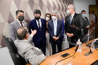 Omar Aziz pede que Justiça intime lobista a depor 'com uso da força policial necessária'