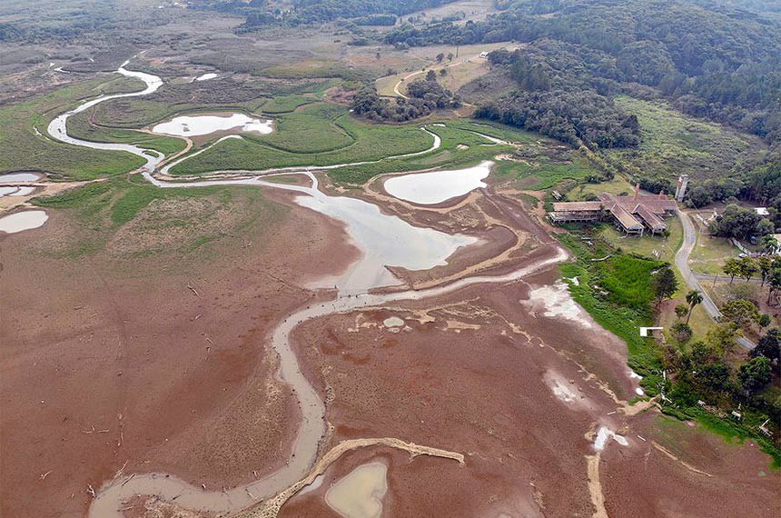 Represa do Passaúna, no Paraná, foi uma das atingidas pela estiagem: reservatório secou em 2020