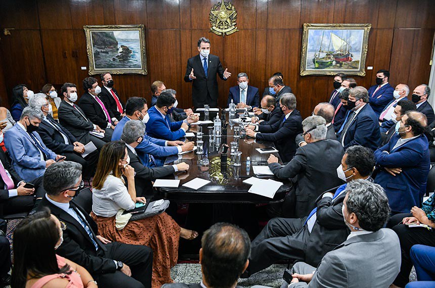 O presidente do Senado, Rodrigo Pacheco (DEM-MG) se reuniu se reuniu com o presidente da Câmara, Arthur Lira, e com líderes da Câmara e do Senado para tratar das propostas sobre o tema