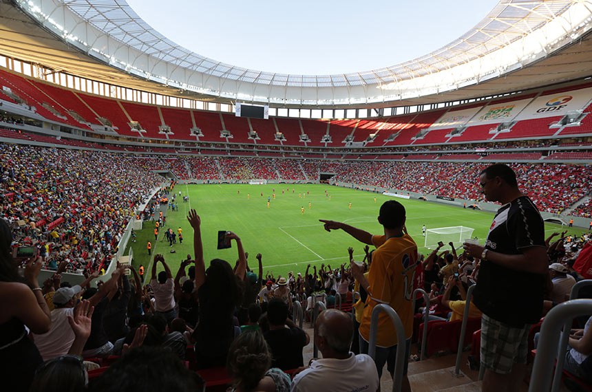 TV Brasil transmite jogo de futebol com Bolsonaro em campo