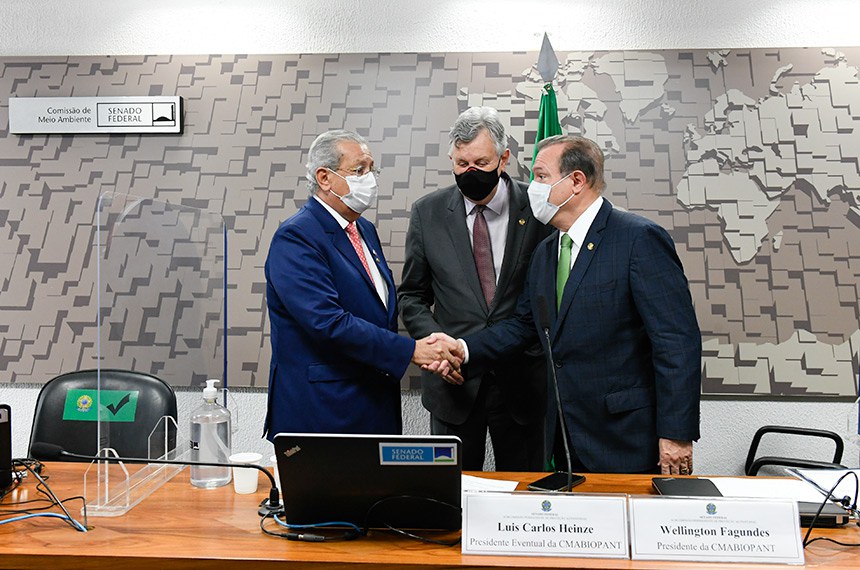 Subcomissão Permanente de Proteção ao Pantanal (CMABIOPANT) realiza reunião semipresencial para instalação da subcomissão e eleição de presidente e vice-presidente.   Resultado da votação: senador Wellington Fagundes (PL-MT) é eleito presidente da comissão.   (E/D):  senador Jayme Campos (DEM-MT);  senador Luis Carlos Heinze (PP-RS);  presidente eleito da CMABIOPANT, senador Wellington Fagundes (PL-MT).   Foto: Roque de Sá/Agência Senado