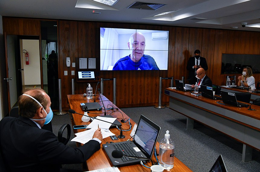 Comissão de Educação, Cultura e Esporte (CE) realiza reunião deliberativa extraordinária semipresencial com 12 itens. Entre eles, o PL 3.465/2019, que inclui cidadania e gestão pública nos currículos escolares.   À mesa, presidente da CE, senador Marcelo Castro (MDB-PI).   Na tela, senador Confúcio Moura (MDB-RO), em pronunciamento via videoconferência.  À bancada, senador Esperidião Amin (PP-SC).  Foto: Leopoldo Silva/Agência Senado