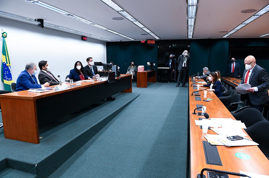 Parlamentares durante reunião da Comissão Mista de Orçamento (CMO) nesta terça-feira