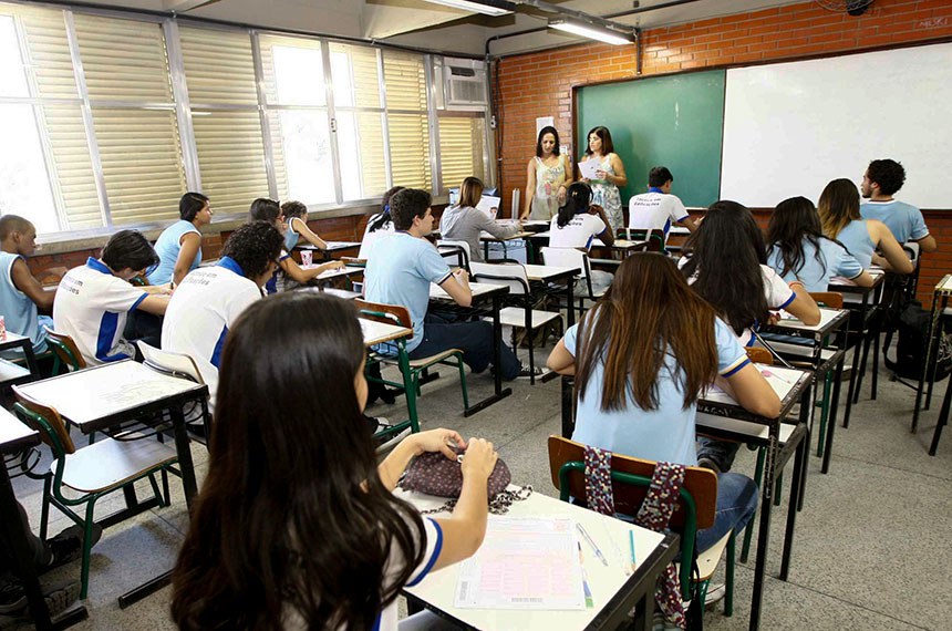 BIE - Projeto cria incentivo para alunos carentes terminarem o ensino médio.  Estudantes do ensino médio cuja renda familiar mensal per capita não exceder a 1,5 salário mínimo podem passar a receber um benefício financeiro para a conclusão de seus estudos, desde que estejam regularmente matriculados na rede pública de ensino. As regras constam do Projeto de Lei do Senado (PLS) 399/2018, que institui o Programa Poupança Jovem, e que aguarda o recebimento de emendas na Comissão de Educação, Cultura e Esporte (CE), onde será analisado em caráter terminativo.  Na foto, provas do Saerj 2014 começam a ser aplicadas nesta terça-feira.  Foto: Natasha Montier/GERJ