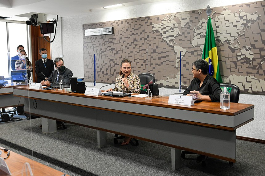 Presidente da CRE, Kátia Abreu (C) comanda debate com João Flávio Veloso, da Embrapa, e a chef Kátia Barbosa