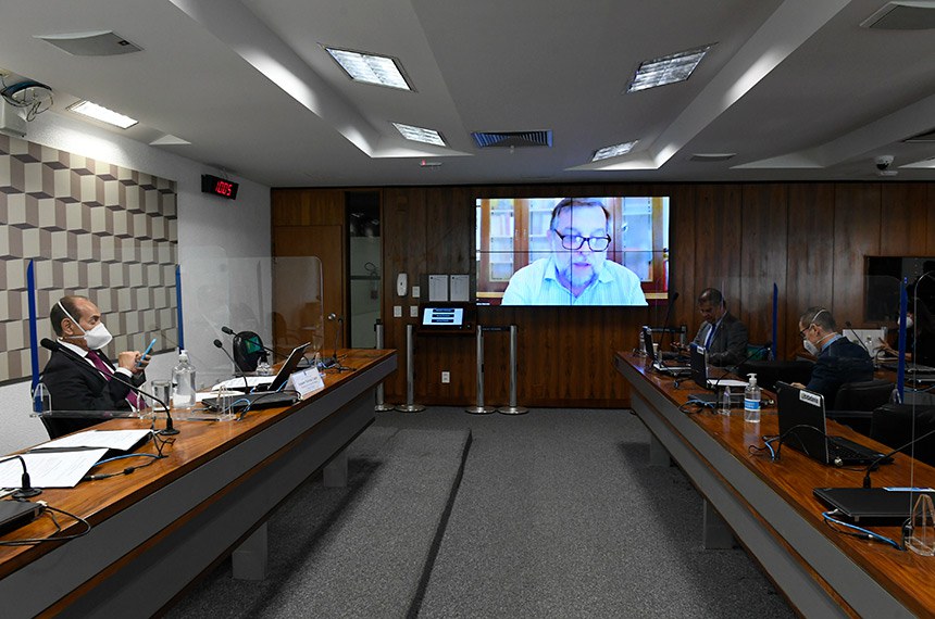 Comissão de Educação, Cultura e Esporte (CE) realiza reunião semipresencial com 10 itens. Entre eles, o PL 5.549/2019, que institui o Dia Nacional da Síndrome de Tourette.   No painel, autor do PL 5.549/2019, senador Flávio Arns (Podemos-PR), em pronunciamento via videoconferência.  Presidente da CE, senador Marcelo Castro (MDB-PI), conduz reunião.  Bancada: senador Nelsinho Trad (PSD-MS);  senador Fabiano Contarato (Rede-ES).  Foto: Roque de Sá/Agência Senado