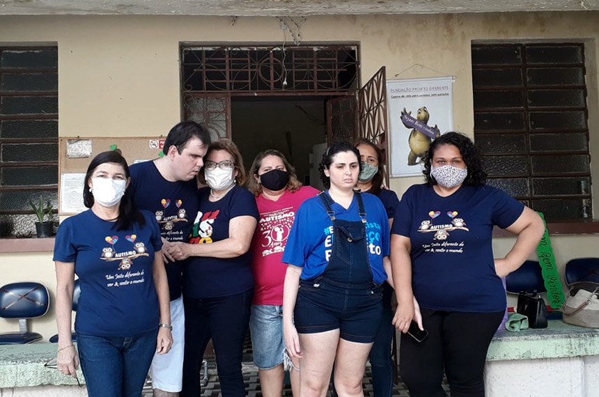 Irene (de vermelho, atrás da filha Letícia) e outros pais de jovens autistas de Fortaleza enviaram ideia ao Senado por meio do Portal e-Cidadania