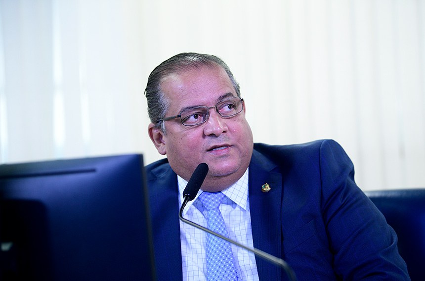 Sessão especial remota, realizada a partir da sala de controle da Secretaria de Tecnologia da Informação (Prodasen), destinada a comemorar os 15 anos de criação da Universidade da Maturidade (UMA), projeto da Universidade Federal do Tocantins (UFT) .  A Universidade da Maturidade (UMA), sediada em Palmas, foi criada em 13 de fevereiro de 2006. A instituição já formou cerca de 5,5 mil idosos em seu curso de Educador Político Social para o Envelhecimento Humano, e hoje oferece atividades variadas para cerca de 400 pessoas em quatro cidades tocantinenses.  Senador Eduardo Gomes (MDB-TO), conduz sessão especial.  em pronunciamento via videoconferência.  Foto: Pedro França/Agência Senado