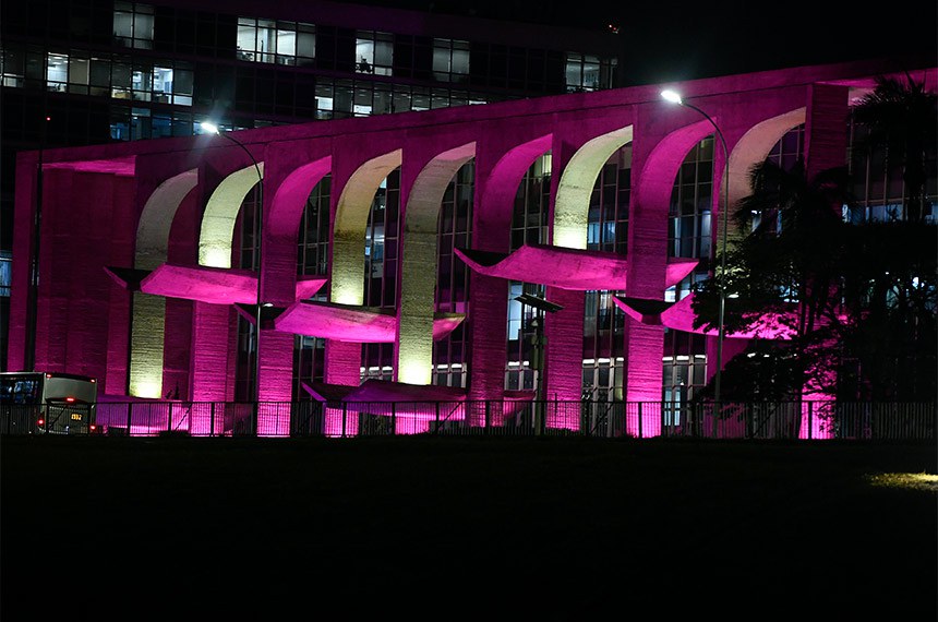 Outros prédios de Brasília, como o Palácio da Justiça, também receberão iluminação rosa até o final do mês