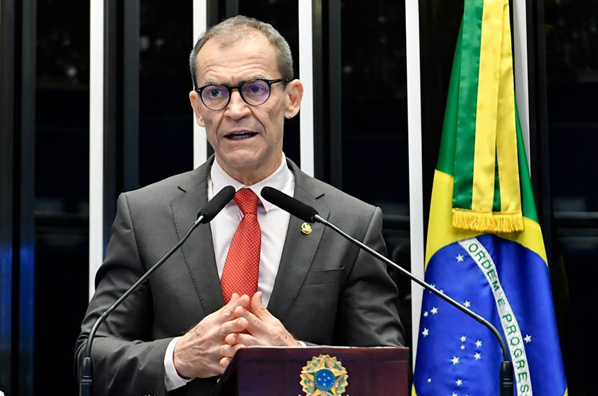 Plenário do Senado Federal durante sessão deliberativa ordinária semipresencial. Na ordem do dia, proposta de emenda à Constituição (PEC 17/2019) que torna a proteção de dados pessoais, inclusive nos meios digitais, um direito fundamental. Os senadores analisam, ainda, o PL 1.561/2020 que cria a Loteria da Saúde e a Loteria do Turismo, e projeto que permite a prisão preventiva e a imposição de medidas protetivas de urgência em caso de violência doméstica, o PL 4.194/2019. Em discurso, à tribuna, senador Fabiano Contarato (Rede-ES). Foto: Waldemir Barreto/Agência Senado