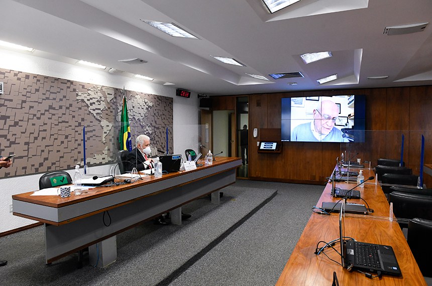 O presidente da comissão, Jaques Wagner (mesa), ouve o relator do projeto, Lasier Martins 