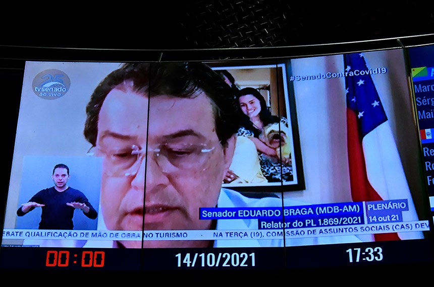 Plenário do Senado Federal durante sessão deliberativa ordinária semipresencial.   Na ordem do dia, cinco (05) itens. Entre eles: PL 1.869/2021, que altera o Código Florestal e demais legislações correlatas, para definir o conceito de áreas urbanas consolidadas e dispor sobre as faixas marginais de qualquer curso d'água, bem como trata da consolidação das obras já finalizadas nessas áreas; e PL 976/2019, que altera a Lei Maria da Penha para estabelecer a obrigatoriedade de constar dos sistemas de registro de informações das Polícias Civil e Militar a concessão de medida protetiva de urgência prevista na referida Lei.   Painel exibe senador Eduardo Braga (MDB-AM) em pronunciamento via videoconferência.   Foto: Waldemir Barreto/Agência Senado