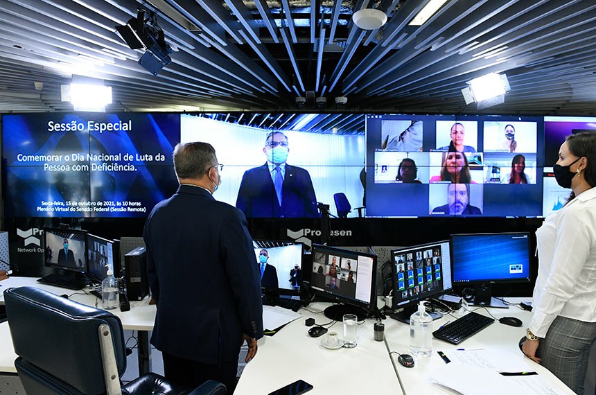 Sessão especial remota, realizada a partir da sala de controle da Secretaria de Tecnologia da Informação (Prodasen), em homenagem ao Dia Nacional de Luta da Pessoa com Deficiência.   Celebrada anualmente no dia 21 de setembro, a data foi instituída por uma lei de 2005, com o objetivo de conscientizar a população de que as pessoas com deficiência devem ter seus direitos respeitados.  Em posição de respeito, parlamentares e convidados acompanham o Hino Nacional Brasileiro.  Mesa: requerente desta sessão de homenagem, senador Izalci Lucas (PSDB-DF).  Foto: Roque de Sá/Agência Senado