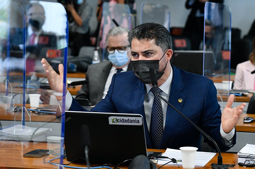 Comissão Parlamentar de Inquérito da Pandemia (CPIPANDEMIA) realiza reunião para apresentação do relatório final de lavra do relator da CPI.  Em pronunciamento, à bancada, senador Marcos Rogério (DEM-RO).  Marcos Rogério (DEM-RO) anuncia que vai recorrer ao Plenário contra a decisão de Omar Aziz (PSD-AM) de impedir a apresentação de destaques ao relatório de Renan Calheiros (MDB-AL). Para o senador, o texto “é um relatório como outro qualquer” e poderia receber sugestões de mudanças pelos parlamentares.  — Se a CPI quiser fazer, não é a falta de um precedente que vai impedir. Não há impedimento em relação a isso. No caso do impeachment da presidente Dilma Rousseff, a Constituição dava um comando explícito sobre a inegibilidade. Com um destaque, houve uma separação garantindo a ela a manutenção do status de elegibilidade — comparou.  Foto: Roque de Sá/Agência Senado