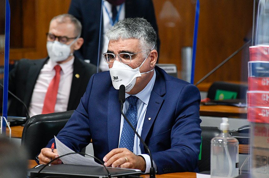 Comissão Parlamentar de Inquérito da Pandemia (CPIPANDEMIA) realiza reunião para apresentação do relatório final de lavra do relator da CPI.  Em pronunciamento, à bancada, senador Eduardo Girão (Podemos-CE).  O senador Eduardo Girão (Podemos-CE) apresenta questão de ordem em que aponta "violação a direito de ampla defesa" de grupo de pessoas indiciadas no relatório do senador Renan Calheiros (MDB-AL).   Segundo o senador, na proposta de relatório final consta "mais de uma dezena de personalidades", entre eles o presidente do Conselho Federal de Medicina, Mauro Ribeiro, e a deputada Carla Zambelli (PSL-SP).  Foto: Roque de Sá/Agência Senado