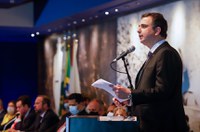 Presidente do Senado defende diálogo e moderação após críticas de Bolsonaro