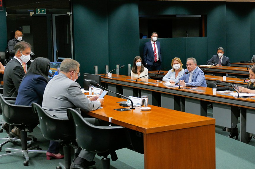 Comissão Mista de Planos, Orçamentos Públicos e Fiscalização (CMO) realiza reunião para continuar análise do relatório do Comitê de Admissibilidade de Emendas (CAE), referente às diretrizes e orientações a Lei Orçamentária 2022 (PLN 19/2021), e apreciar o PLN 17/2021, que abre crédito de 4 bi para diversos órgãos do Executivo.  Mesa: coordenador do Comitê de Admissibilidade de Emendas (CAE), deputado Arnaldo Jardim (Cidadania-SP); 2º vice-presidente da CMO, senador Izalci Lucas (PSDB-DF); presidente da CMO, senadora Rose de Freitas (MDB-ES); secretário da comissão, Walbinson Tavares de Araújo.  Em pronunciamento, à bancada, senador Roberto Rocha (PSDB-MA).  Foto: Roque de Sá/Agência Senado