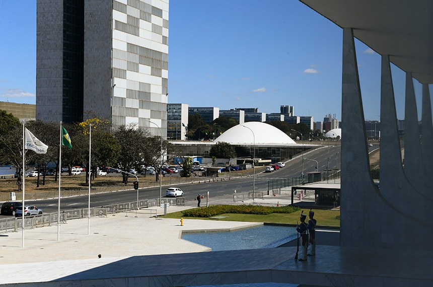 Imagens de Brasília - Colunas da fachada do Palácio do Planalto com vista para o prédio do Congresso Nacional.   Foto: Marcos Oliveira/Agência Senado