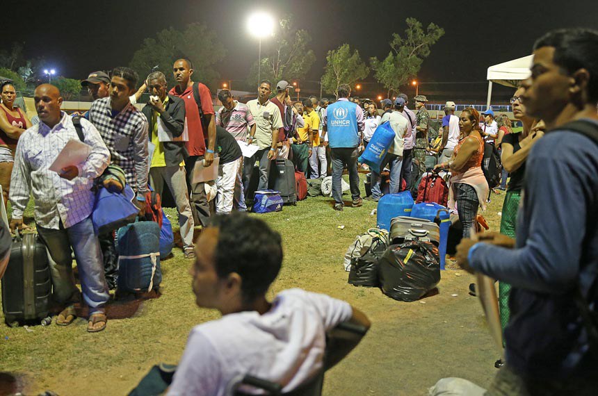Refugiados venezuelanos se preparam para deixar Boa Vista com destino a São Paulo.