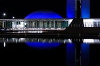 Senado permanece com iluminação azul para lembrar combate à pneumonia