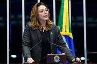 Leila Barros lamenta exonerações no Inep