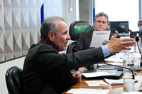 Senadores cobram de ministro explicações sobre tarifa de energia elétrica