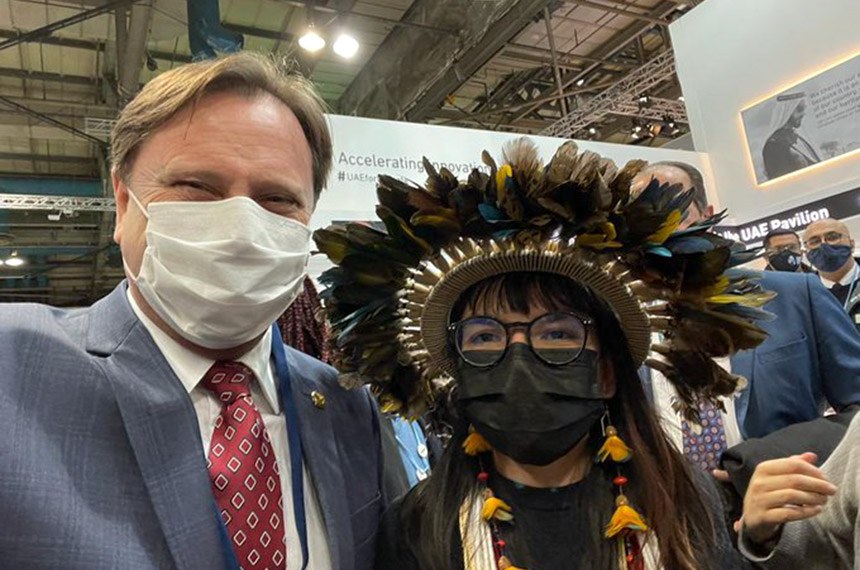 O senador Acir Gurgacz ao lado da indígena Txai Surui, de Cacoal, na COP26, em Glasgow, na Escócia  Foto:Twitter/Sen. Acir Gurgacz