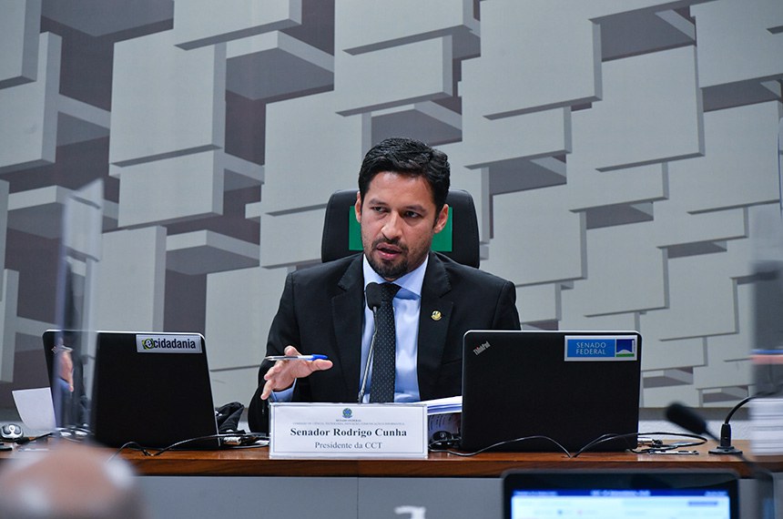 Comissão de Ciência, Tecnologia, Inovação, Comunicação e Informática (CCT) realiza audiência pública semipresencial para debater o uso de veículos elétricos ultracompactos no meio urbano.  À mesa, presidente da CCT, senador Rodrigo Cunha (PSDB-AL), conduz audiência.   Foto: Leopoldo Silva/Agência Senado